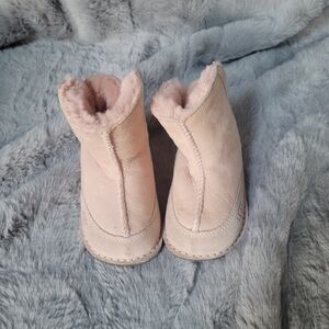 UGG infant girl's pink fleece lined boots (6 to 9 months)
